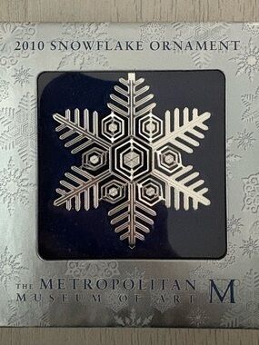 Metropolitan Museum of Art 2010 Silver Snowflake Ornament